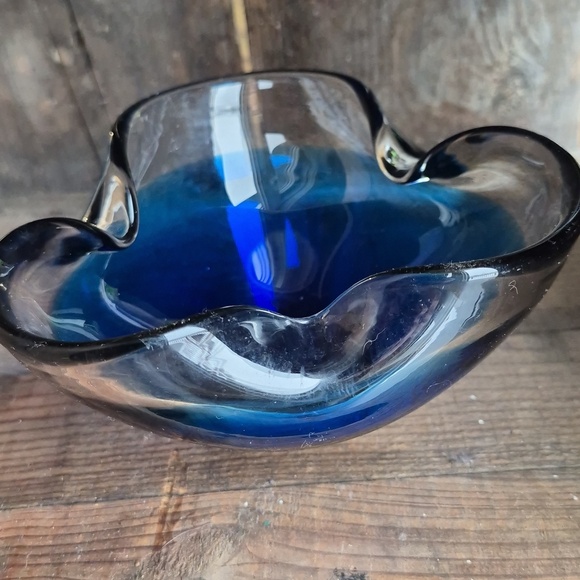 Blue art glass folded bowl - Picture 5 of 5